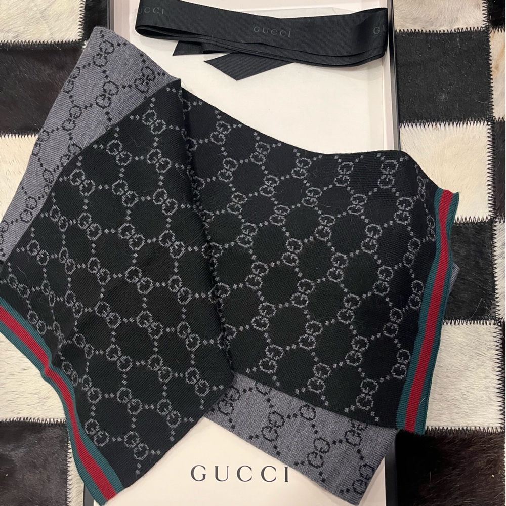 NWT Gucci Jacquard Pattern Knotted Scarf